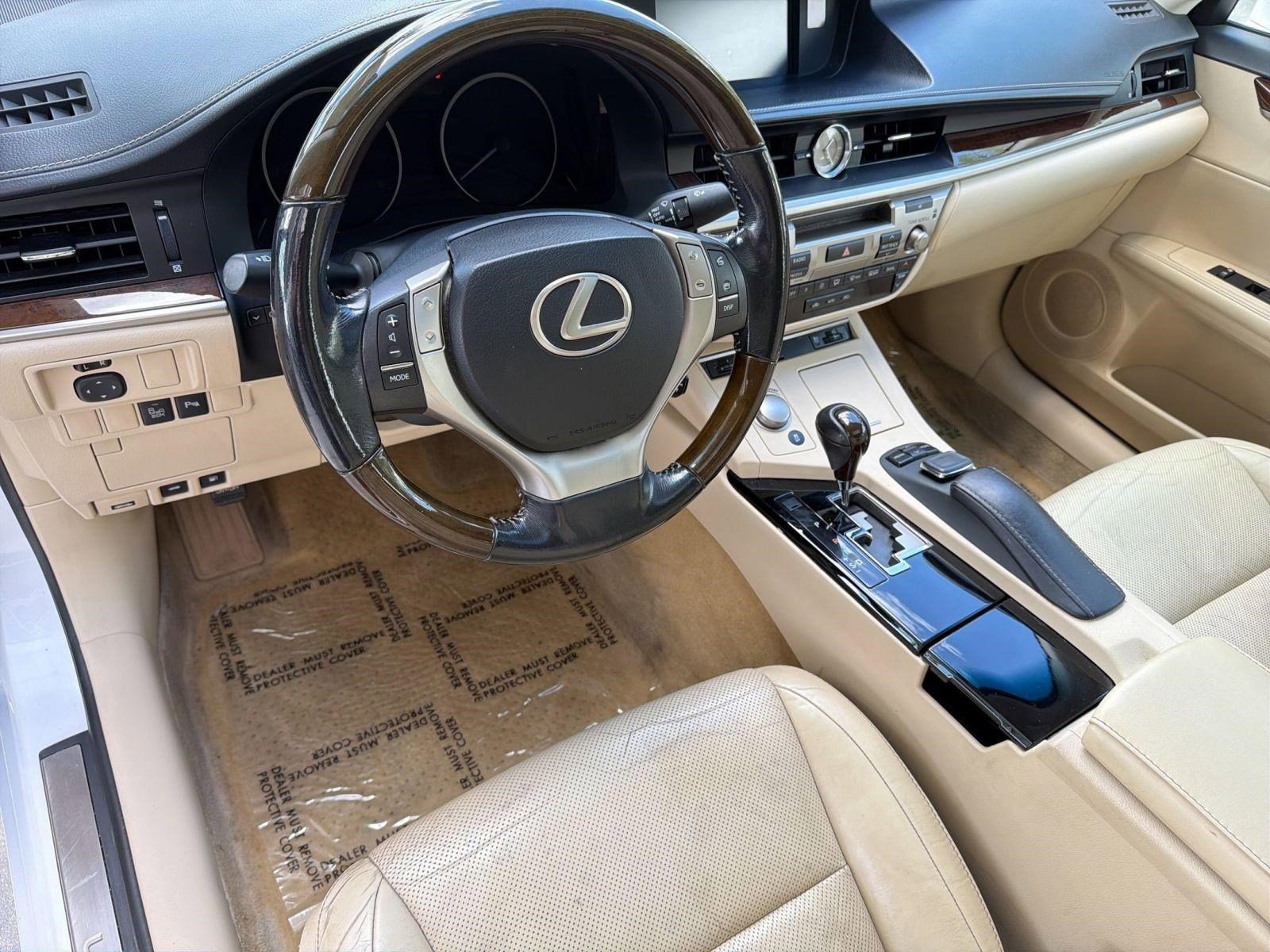 Used 2015 Lexus ES 350 w/ Luxury Package image 4