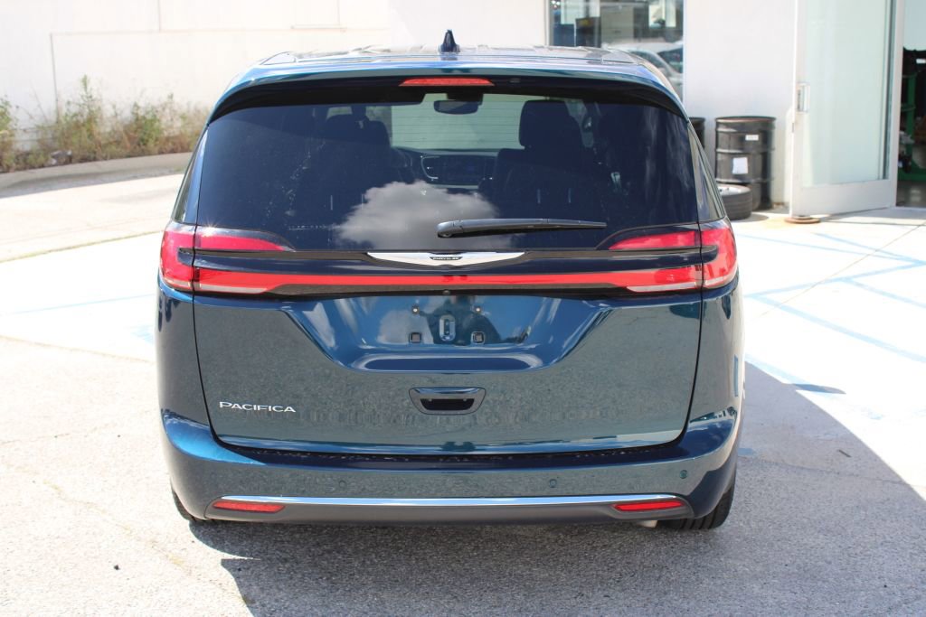 Used 2025 Chrysler Pacifica Select image 5