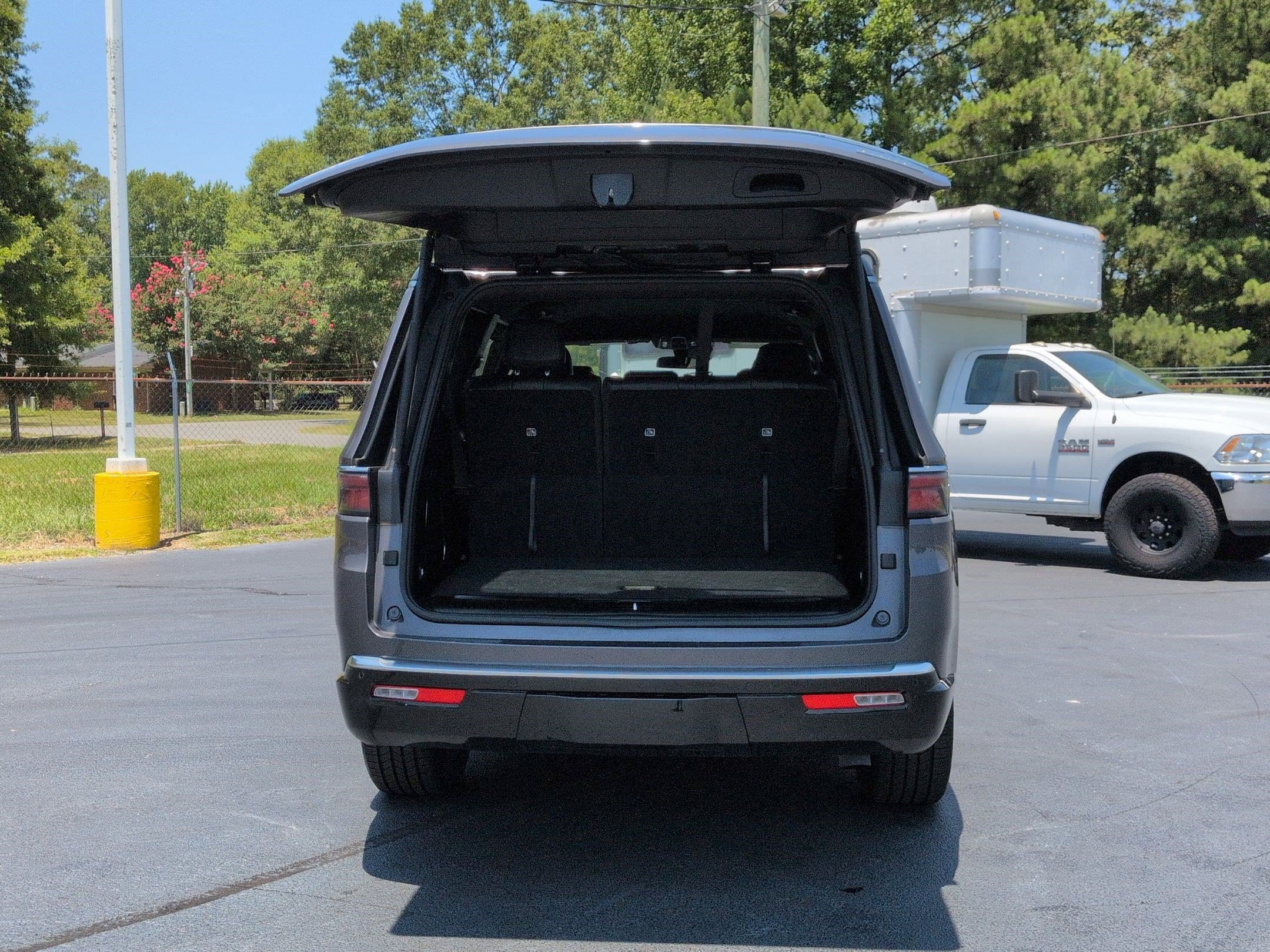 Used 2024 Jeep Wagoneer Series II AWD/4WD image 32