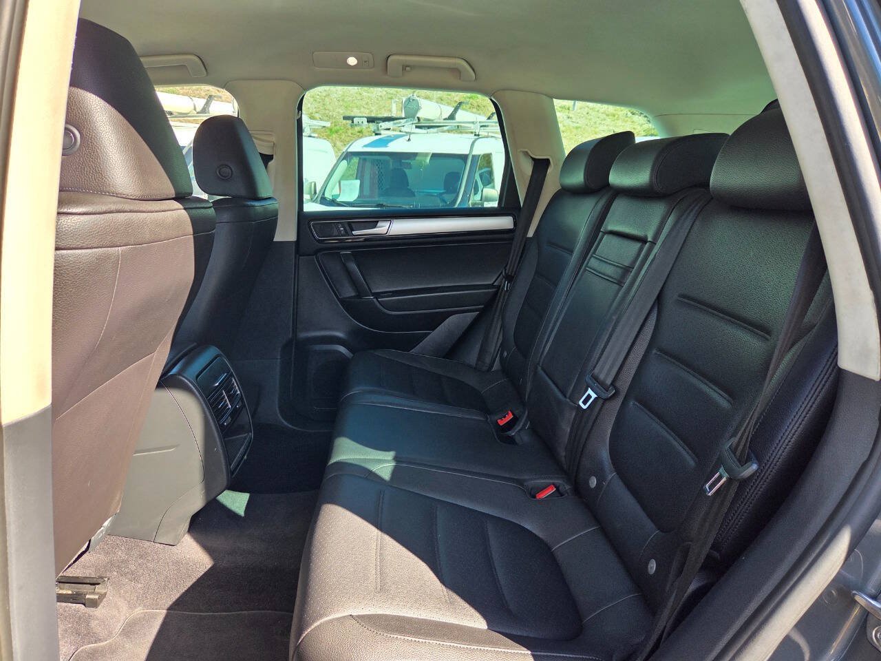 Used 2015 Volkswagen Touareg Sport AWD/4WD image 18