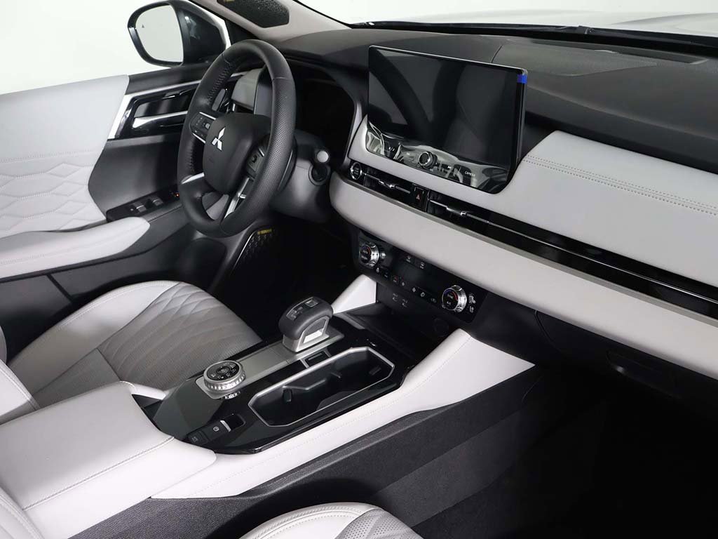 New 2025 Mitsubishi Outlander AWD image 35