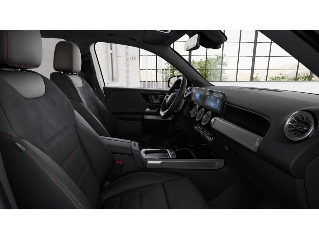 Used 2026 Mercedes-Benz GLB 250 4MATIC image 4