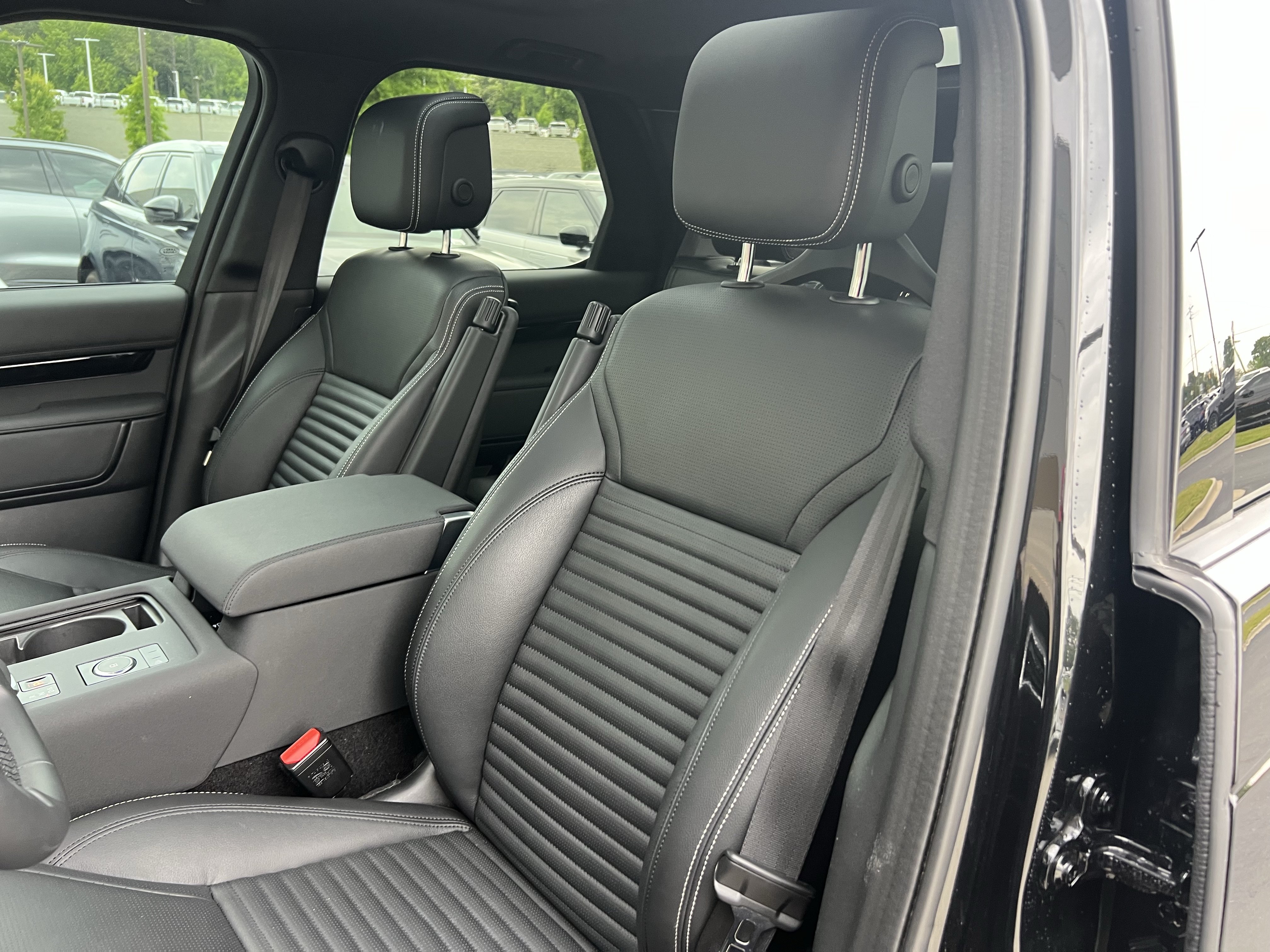 Certified 2025 Land Rover Discovery S AWD/4WD image 17
