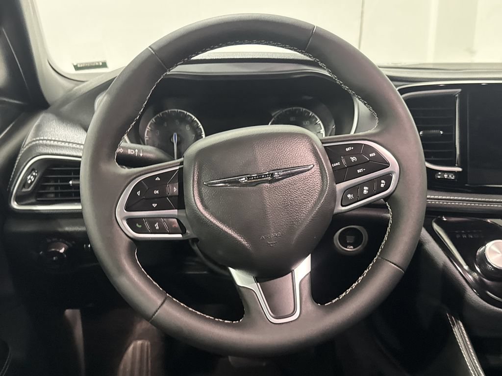 Used 2026 Chrysler Pacifica Limited FWD image 5