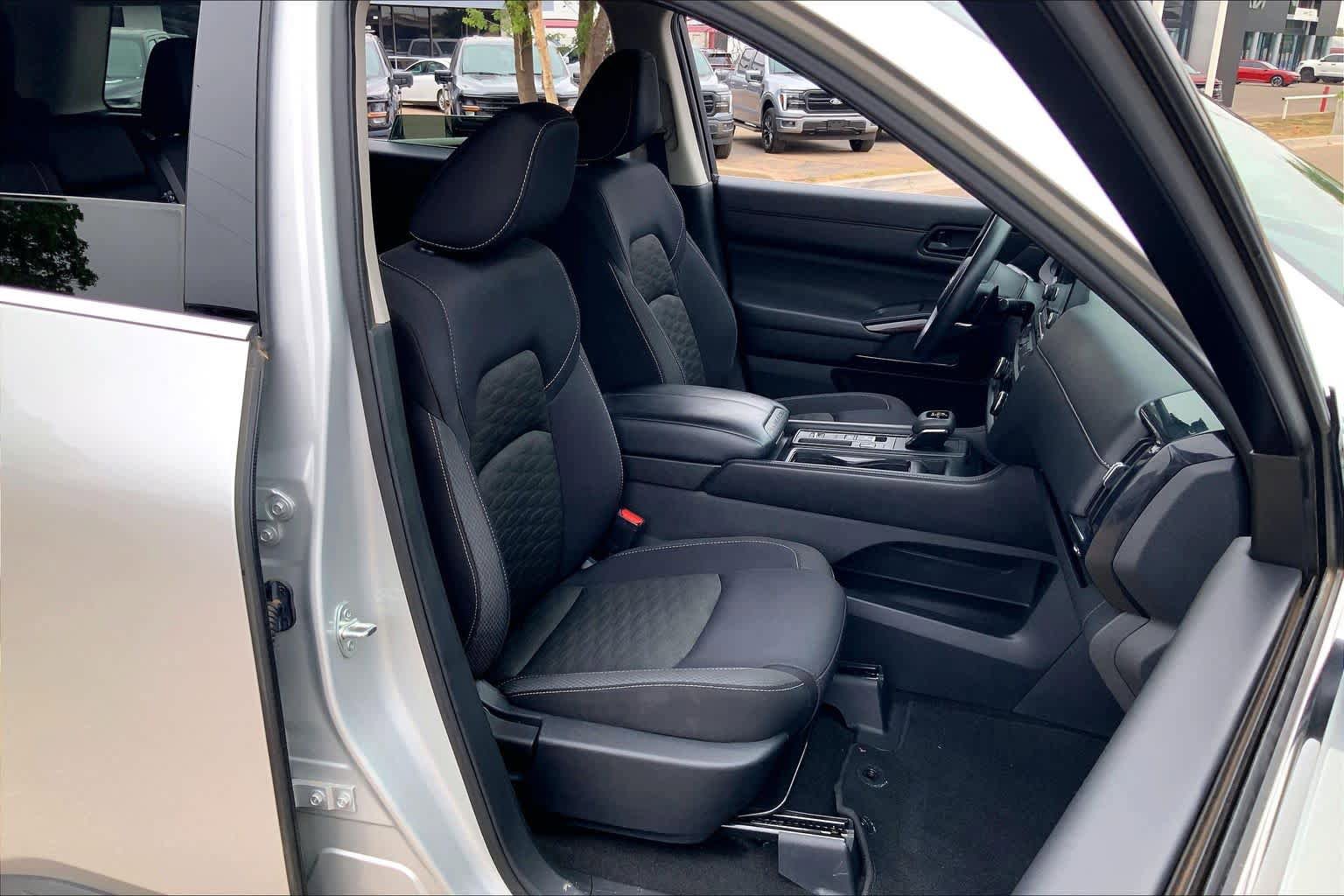 Used 2023 Nissan Pathfinder S FWD image 9