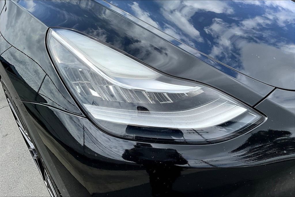 Used 2022 Tesla Model Y Long Range AWD/4WD image 27