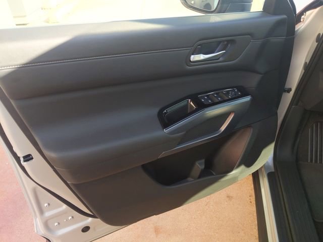 Used 2025 Nissan Pathfinder SL image 17