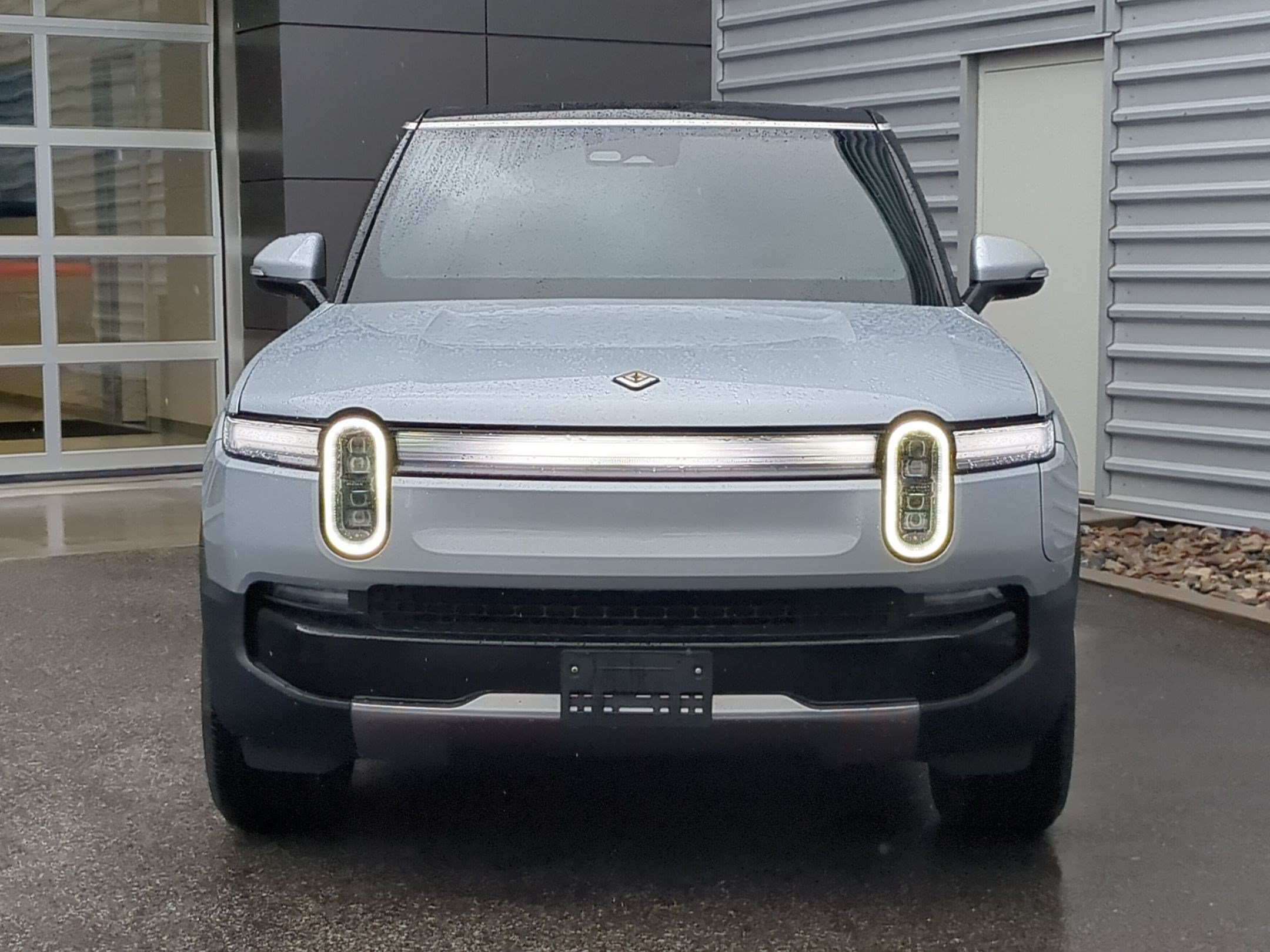 Used 2025 Rivian R1S Adventure Dual AWD/4WD image 2
