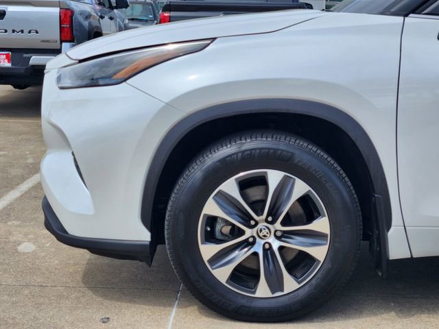 Used 2024 Toyota Highlander XLE AWD/4WD image 5