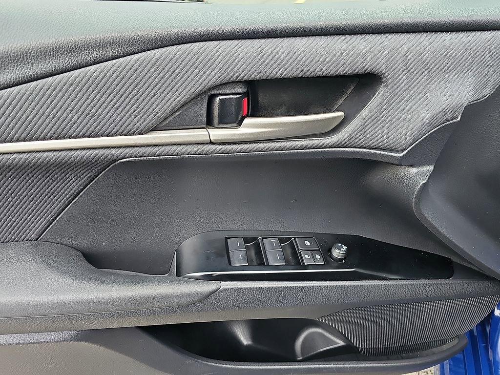 Used 2025 Toyota Camry SE image 13