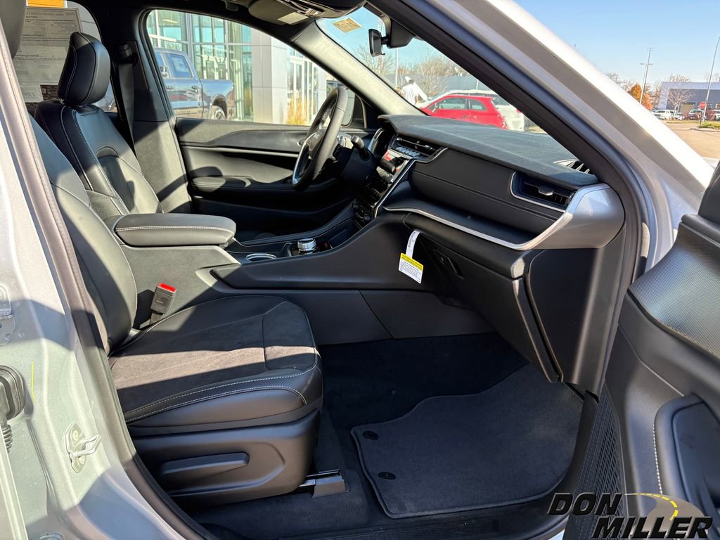 New 2025 Jeep Grand Cherokee Altitude image 23