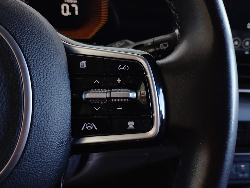 Used 2025 Kia Carnival EX FWD image 28