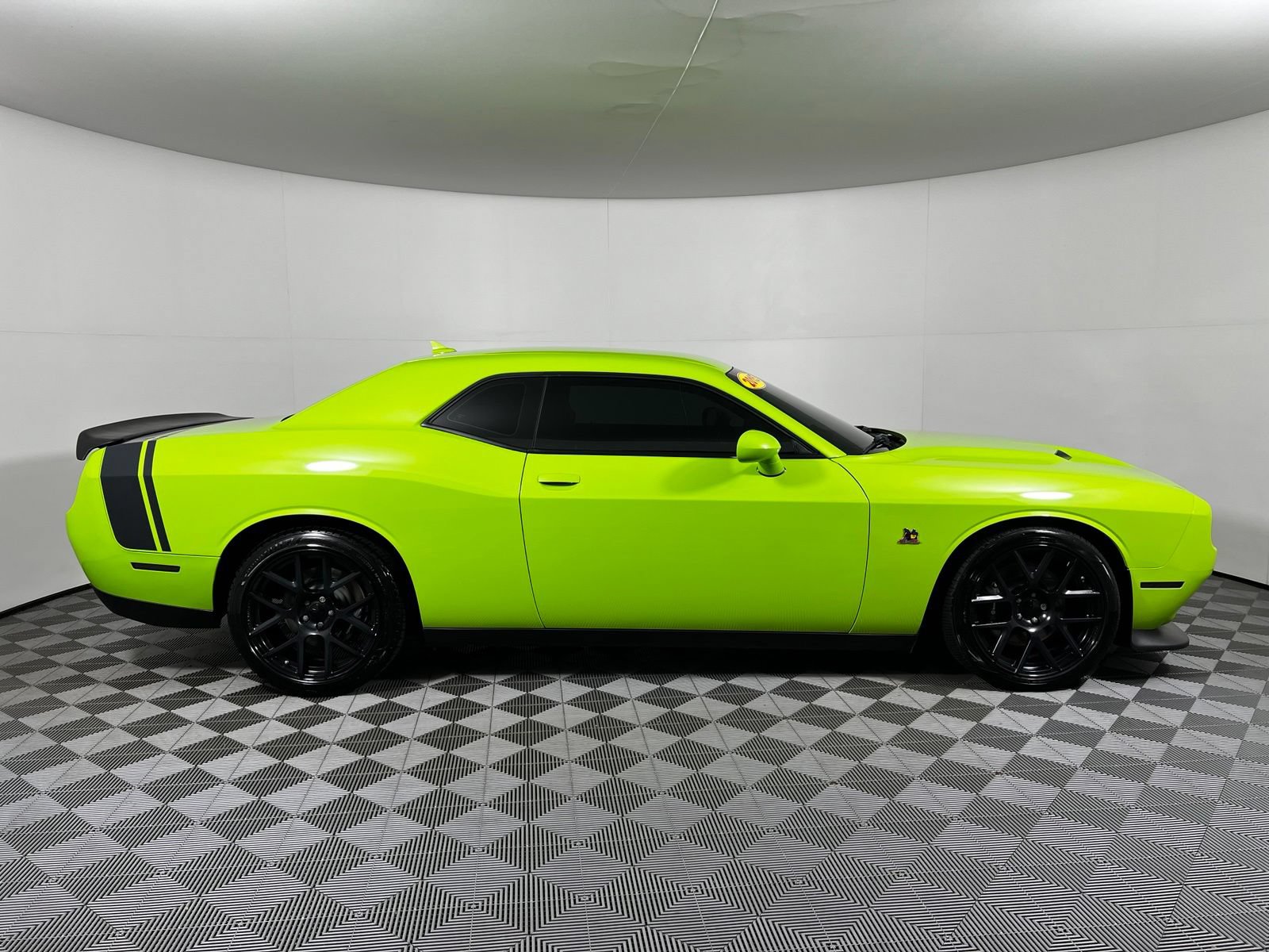 Used 2015 Dodge Challenger R/T Scat Pack w/ Leather Interior Group RWD image 4
