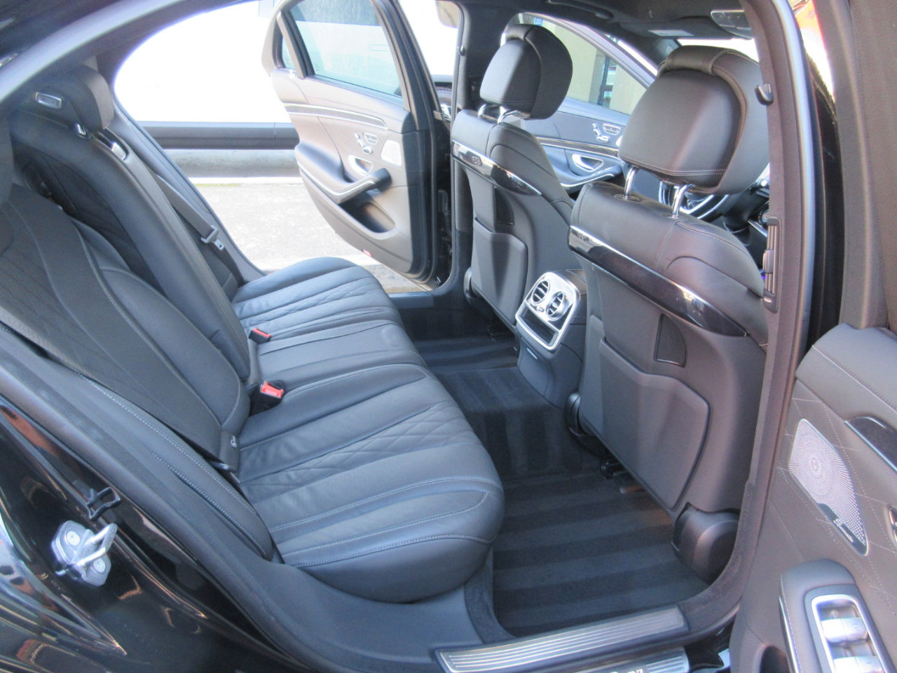 Used 2020 Mercedes-Benz S 560 Sedan w/ AMG Line Exterior image 33