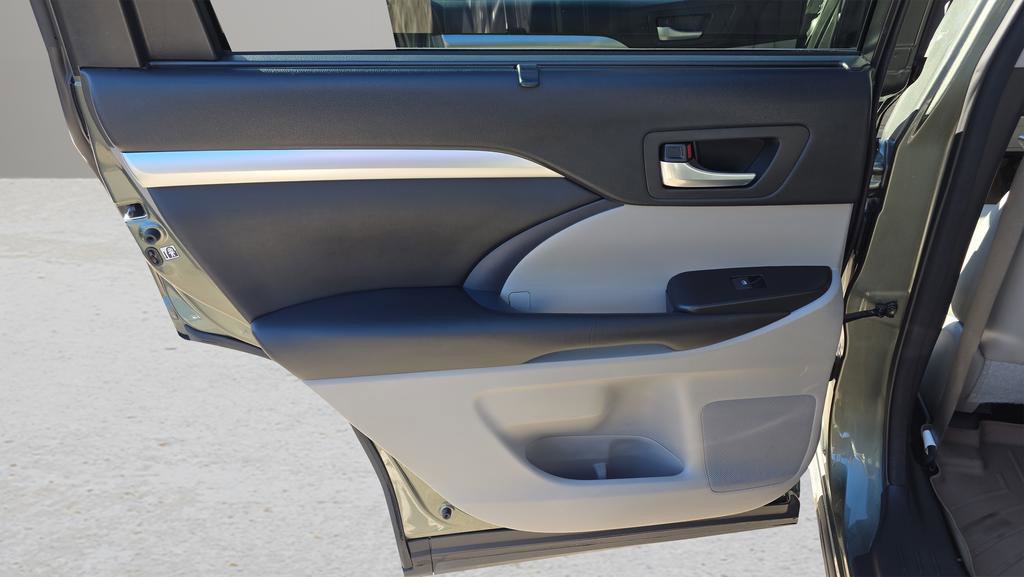 Used 2017 Toyota Highlander XLE w/ Carpet Mat Package AWD/4WD image 23