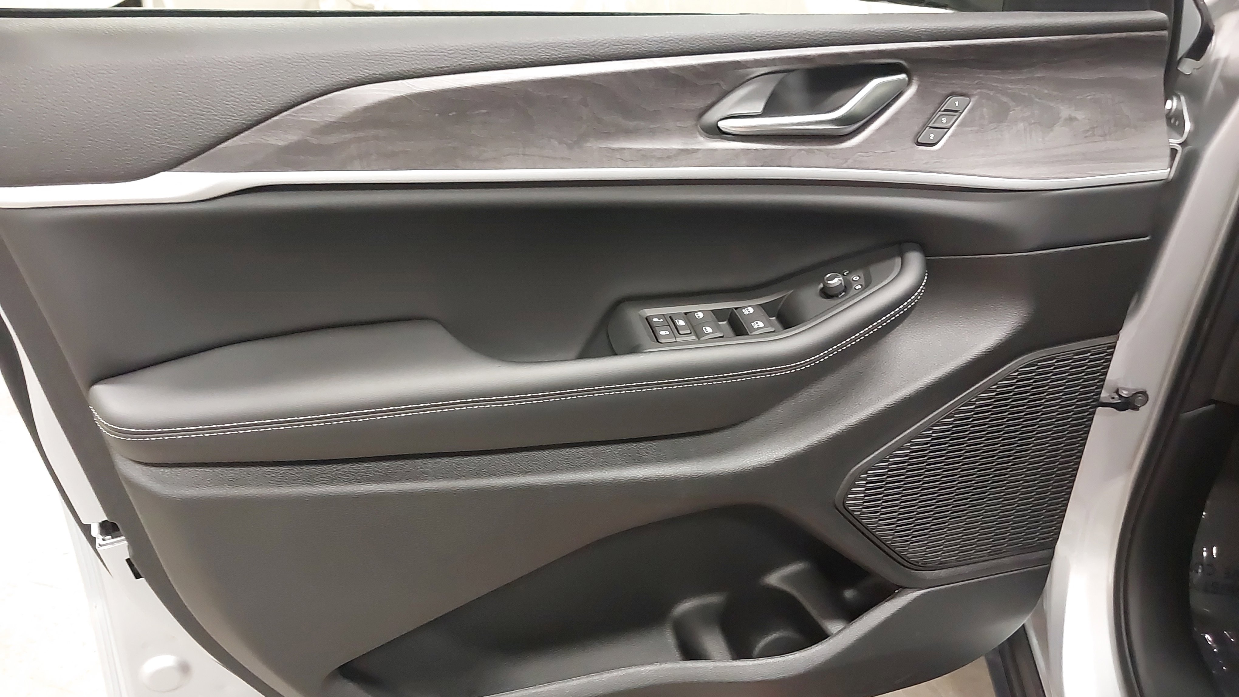 New 2025 Jeep Grand Cherokee L Limited w/ Luxury Tech Group II image 24