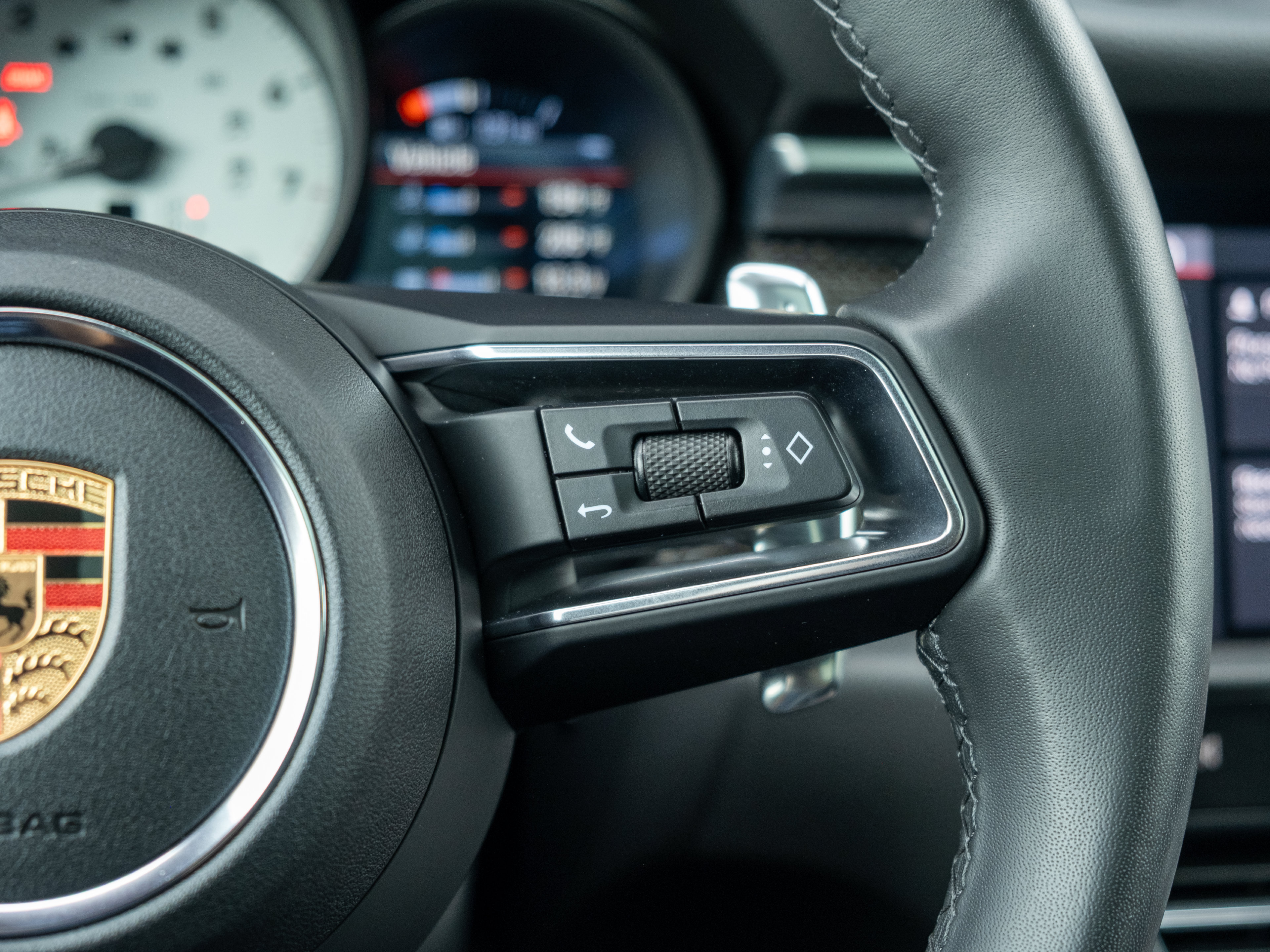 Certified 2023 Porsche Macan AWD/4WD image 24