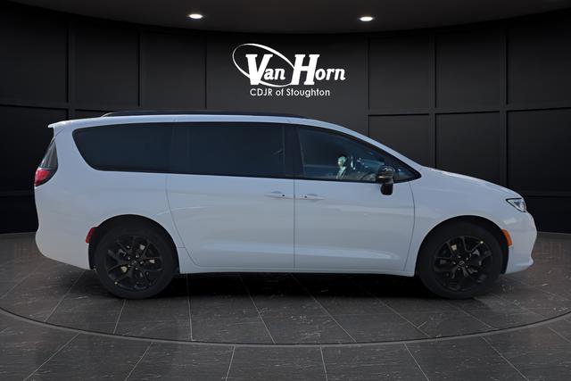 New 2026 Chrysler Pacifica Limited w/ S Appearance Package image 2