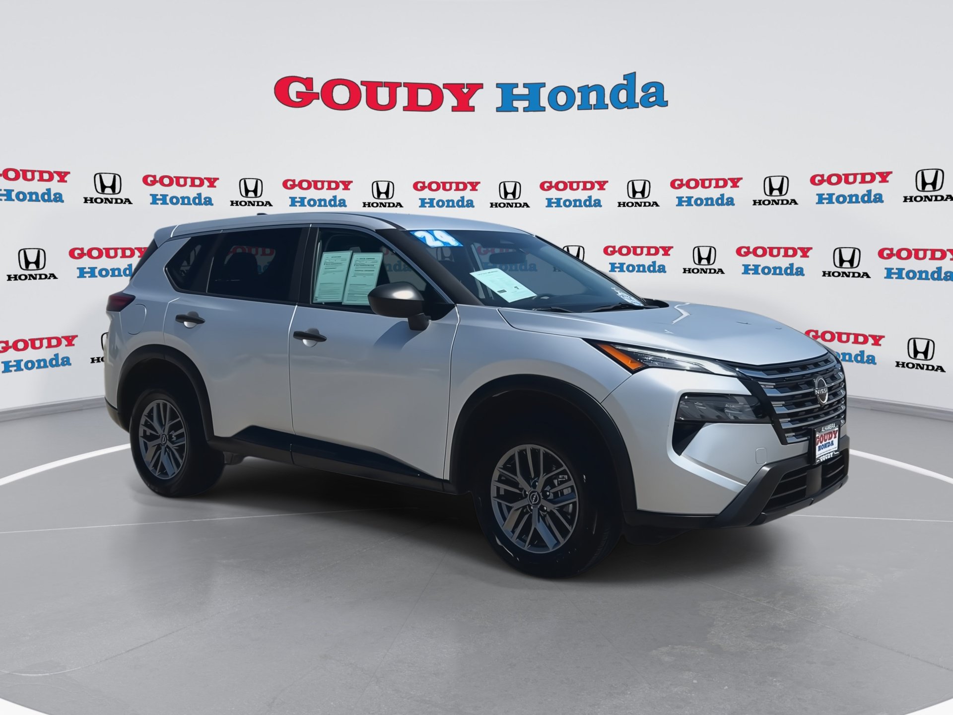 Used 2024 Nissan Rogue S AWD/4WD image 2