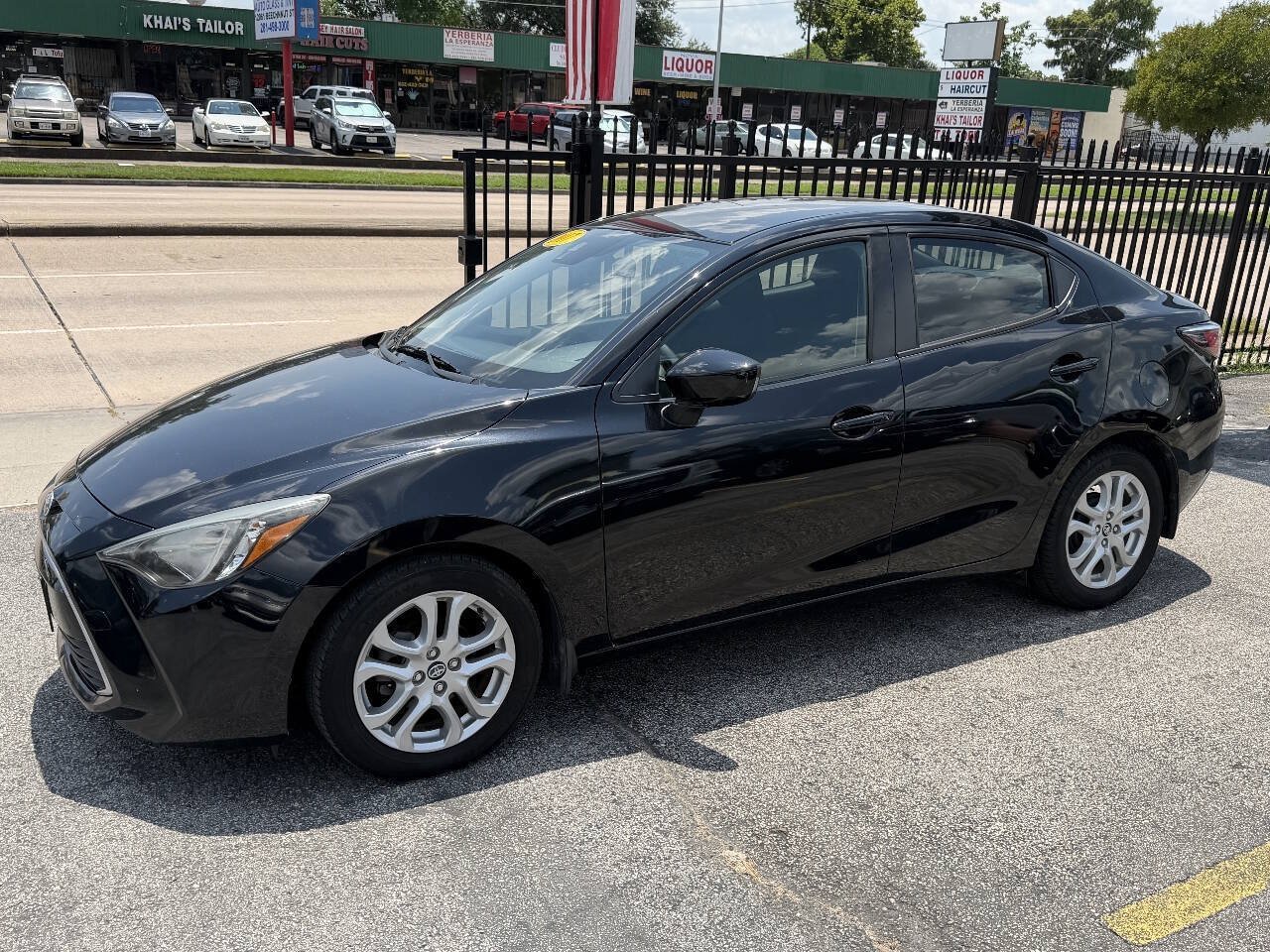 Used 2017 Toyota Yaris iA FWD image 3