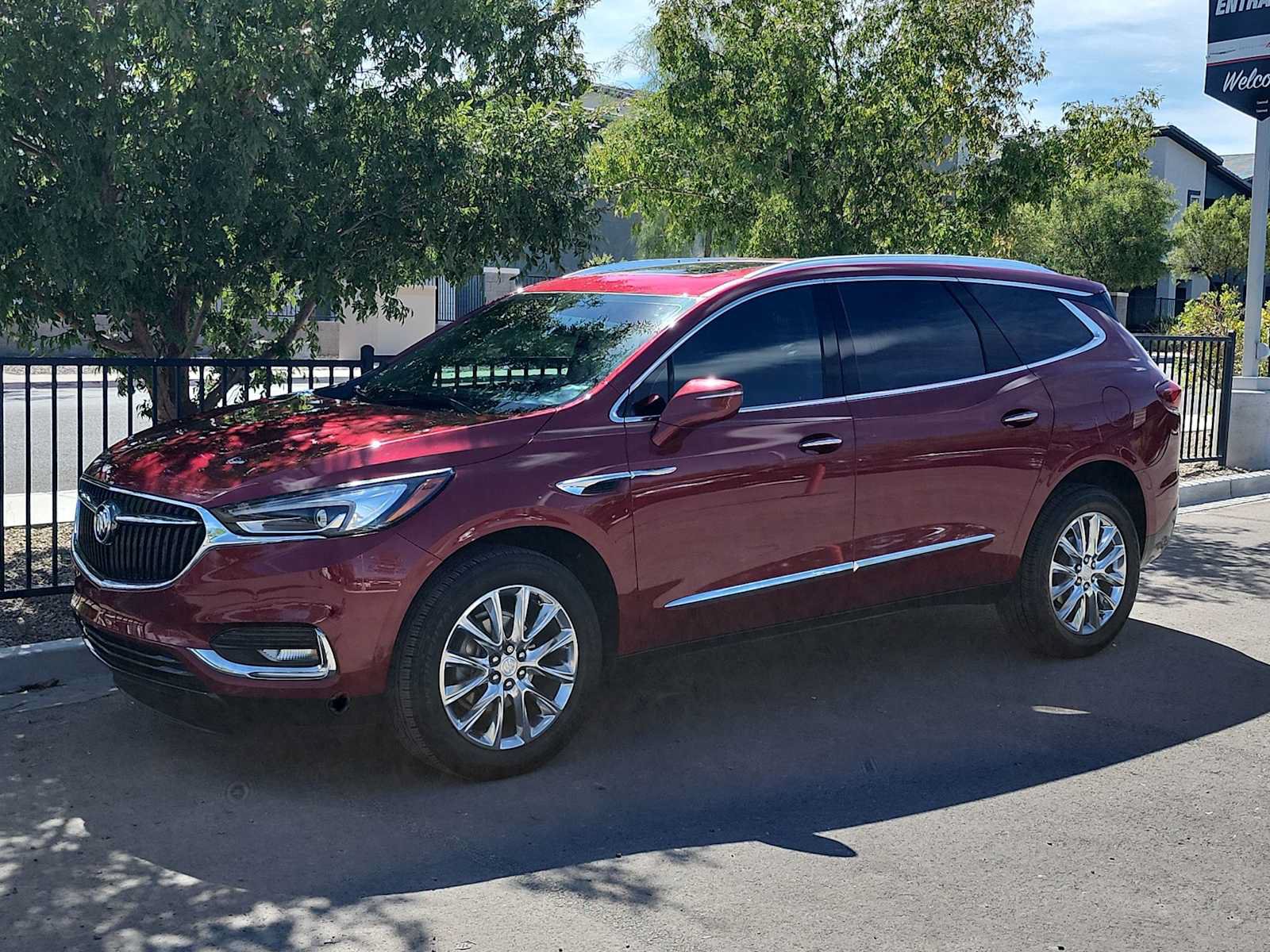 Used 2020 Buick Enclave Premium w/ Sun and Sites Package FWD image 4