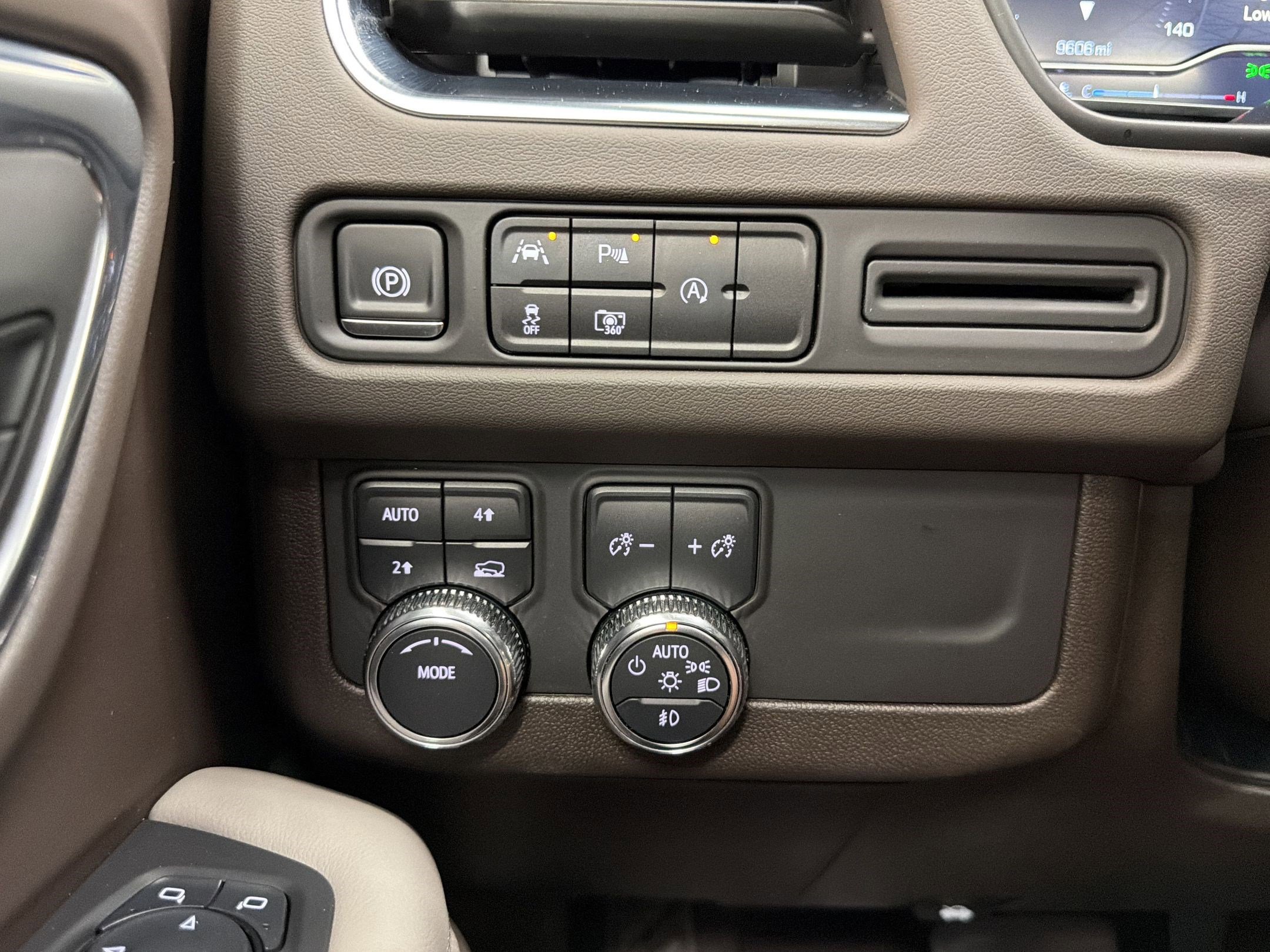 Used 2024 GMC Yukon XL SLT w/ SLT Premium Package AWD/4WD image 18