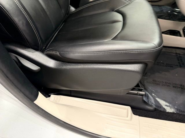 Used 2024 Chrysler Pacifica Touring-L image 22