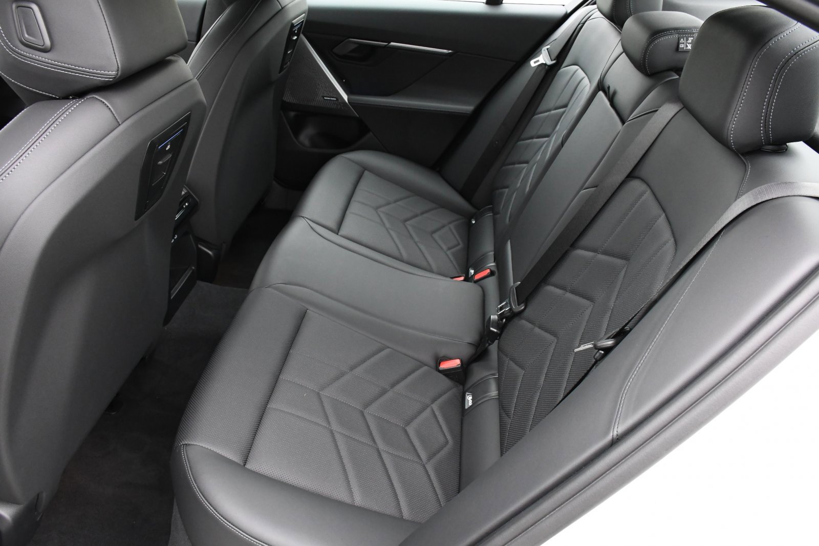 Used 2024 BMW 530i xDrive w/ Convenience Package image 9