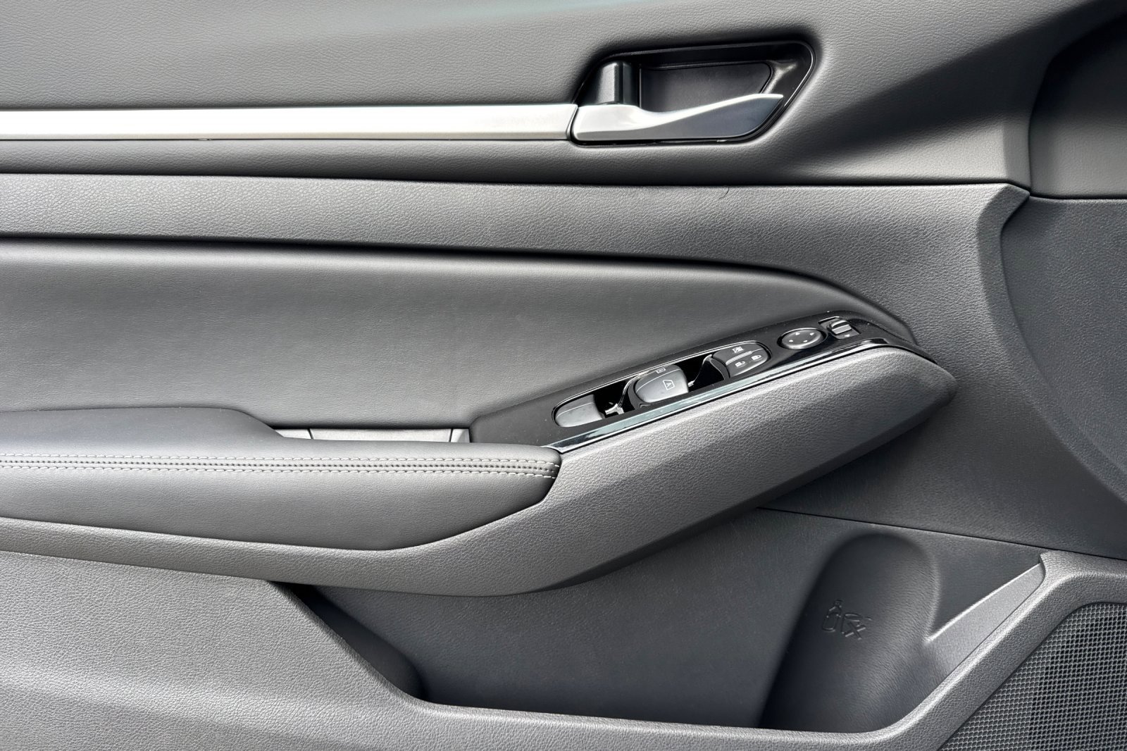 New 2025 Nissan Altima 2.5 SL image 8