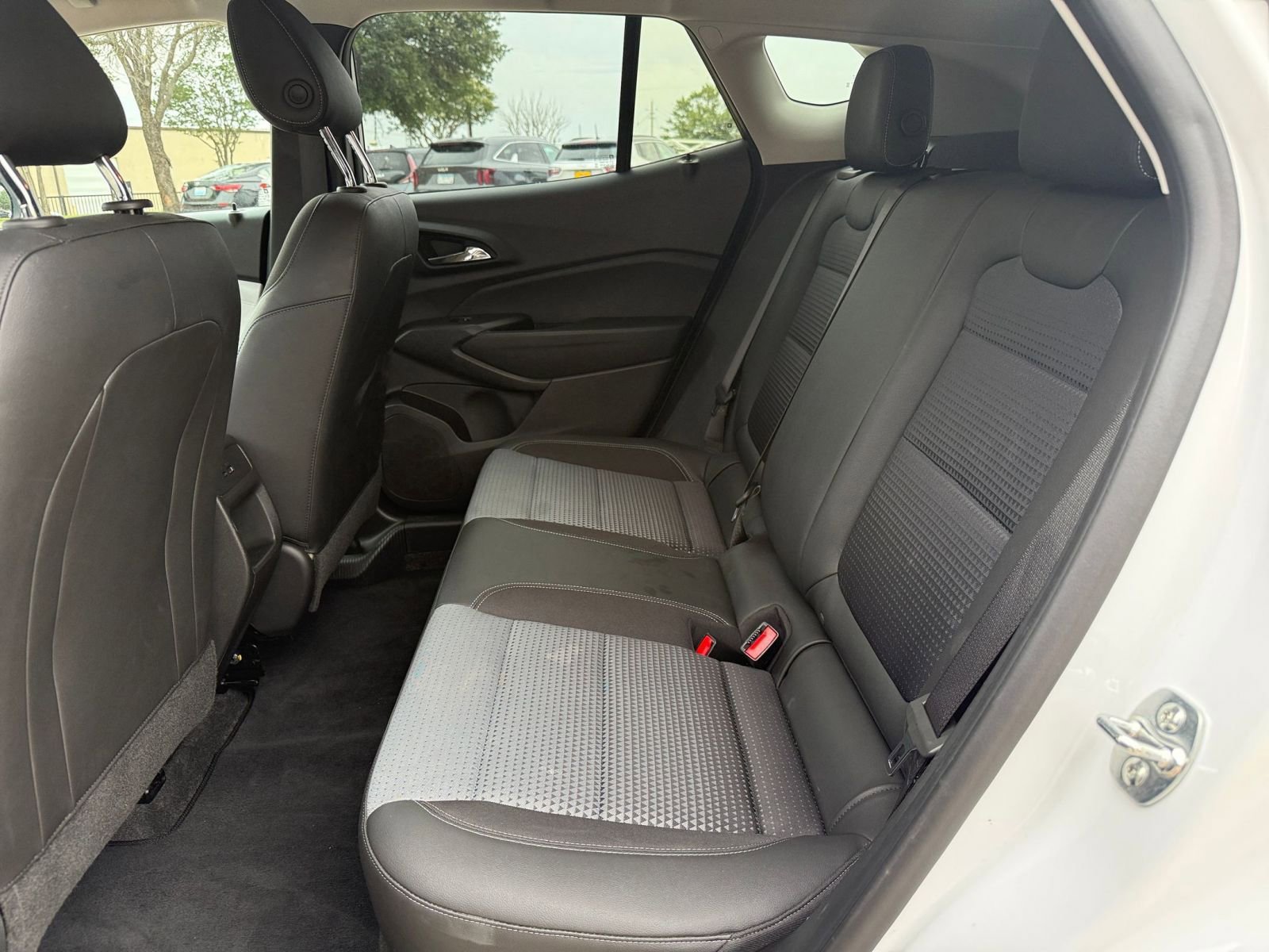 Used 2025 Chevrolet Trax LT w/ LT Convenience Package FWD image 27