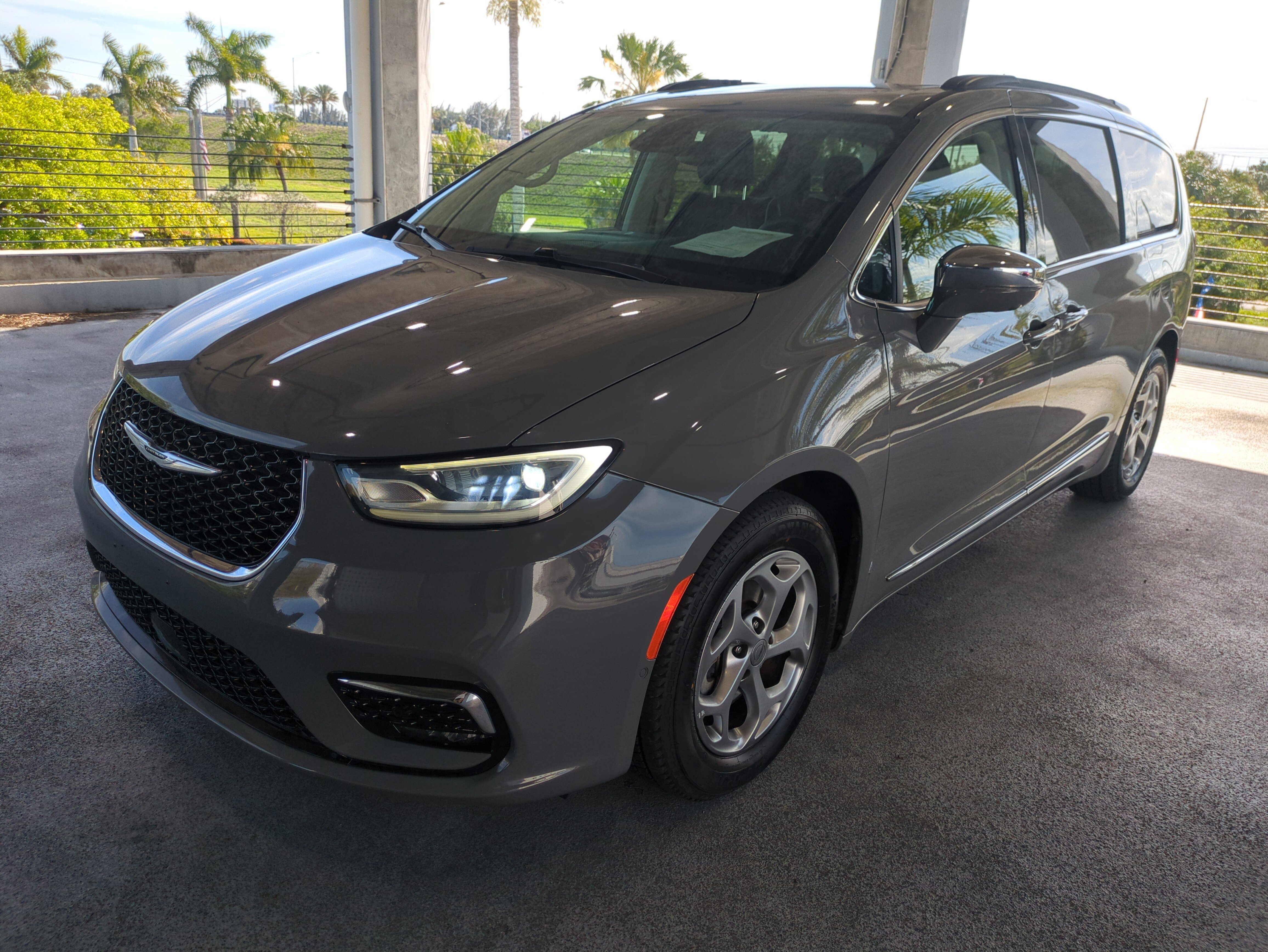 Used 2022 Chrysler Pacifica Limited FWD image 9