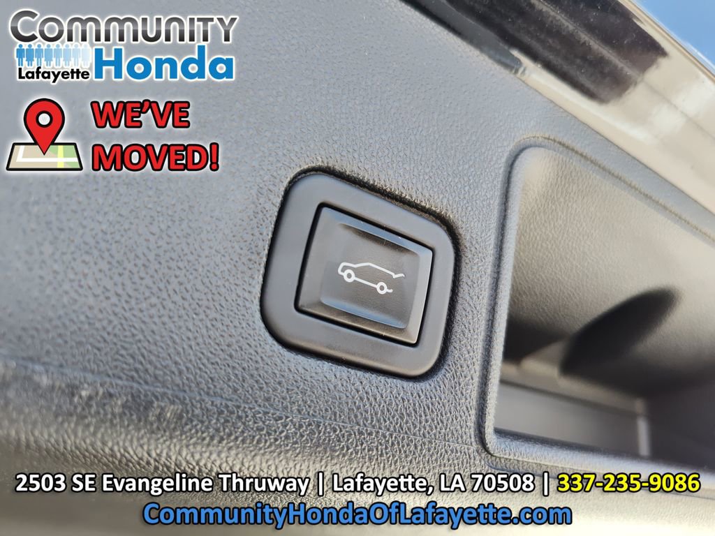 Used 2023 GMC Terrain SLT w/ LPO, Floor Liner Package FWD image 9