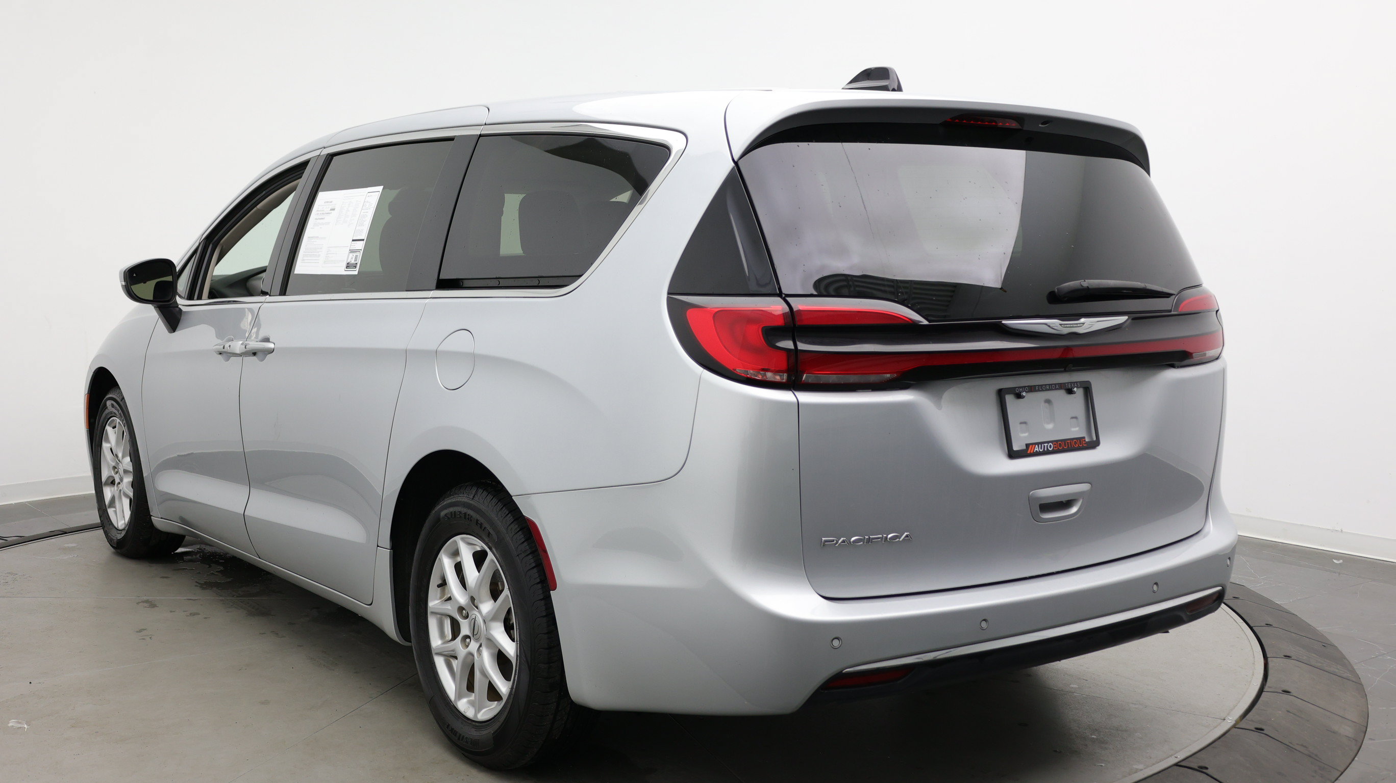 Used 2023 Chrysler Pacifica Touring-L FWD image 4