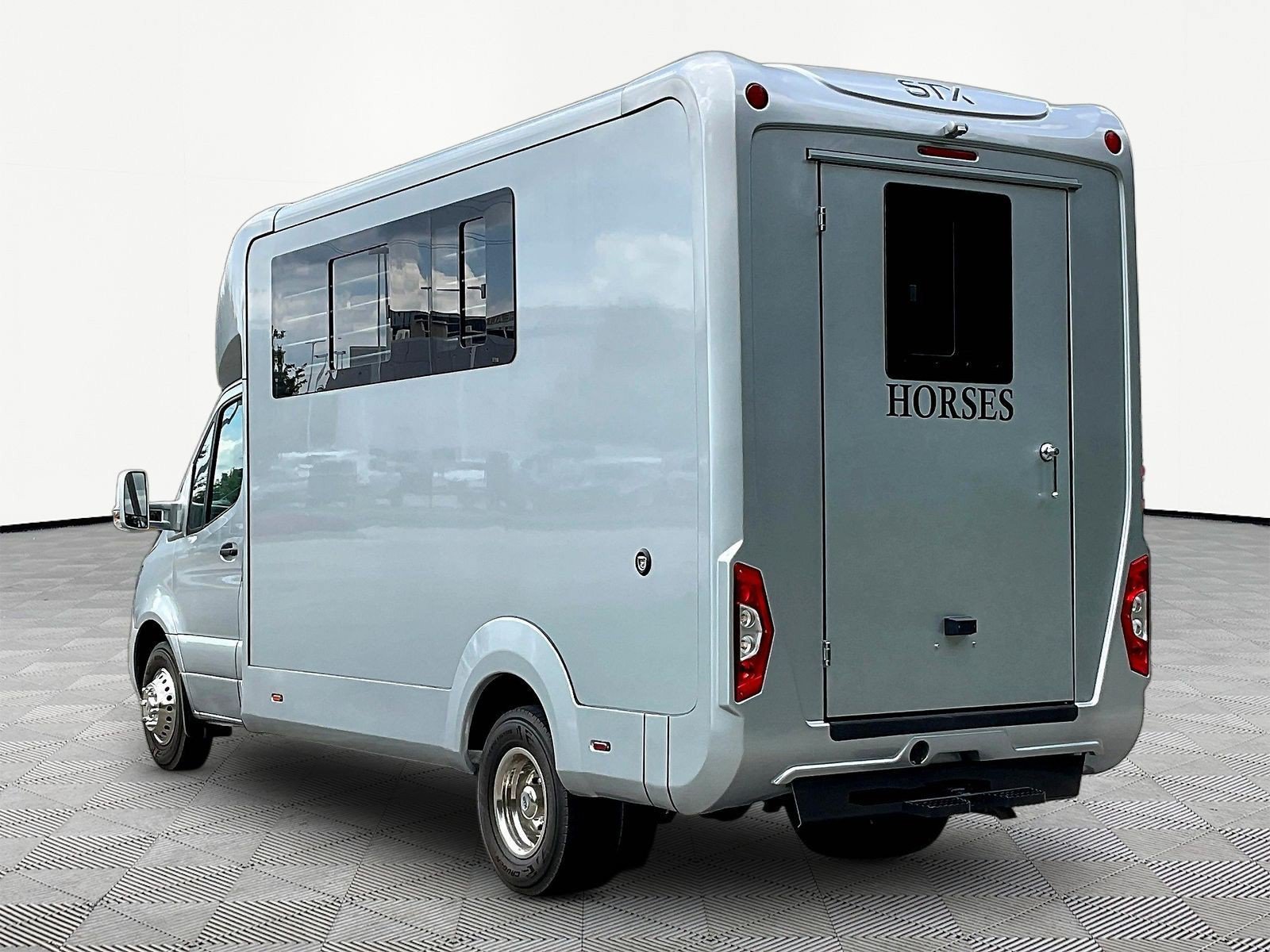 Used 2024 Mercedes-Benz Sprinter 3500 image 4
