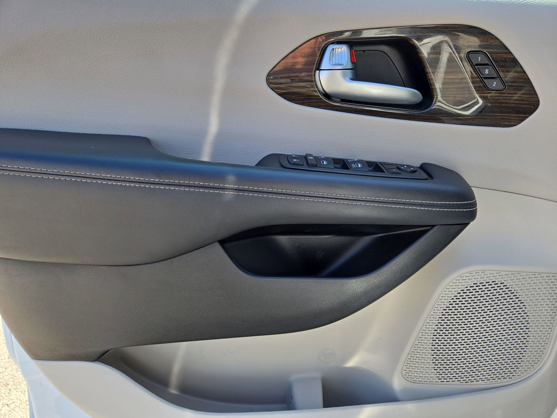 Used 2023 Chrysler Pacifica Limited image 15