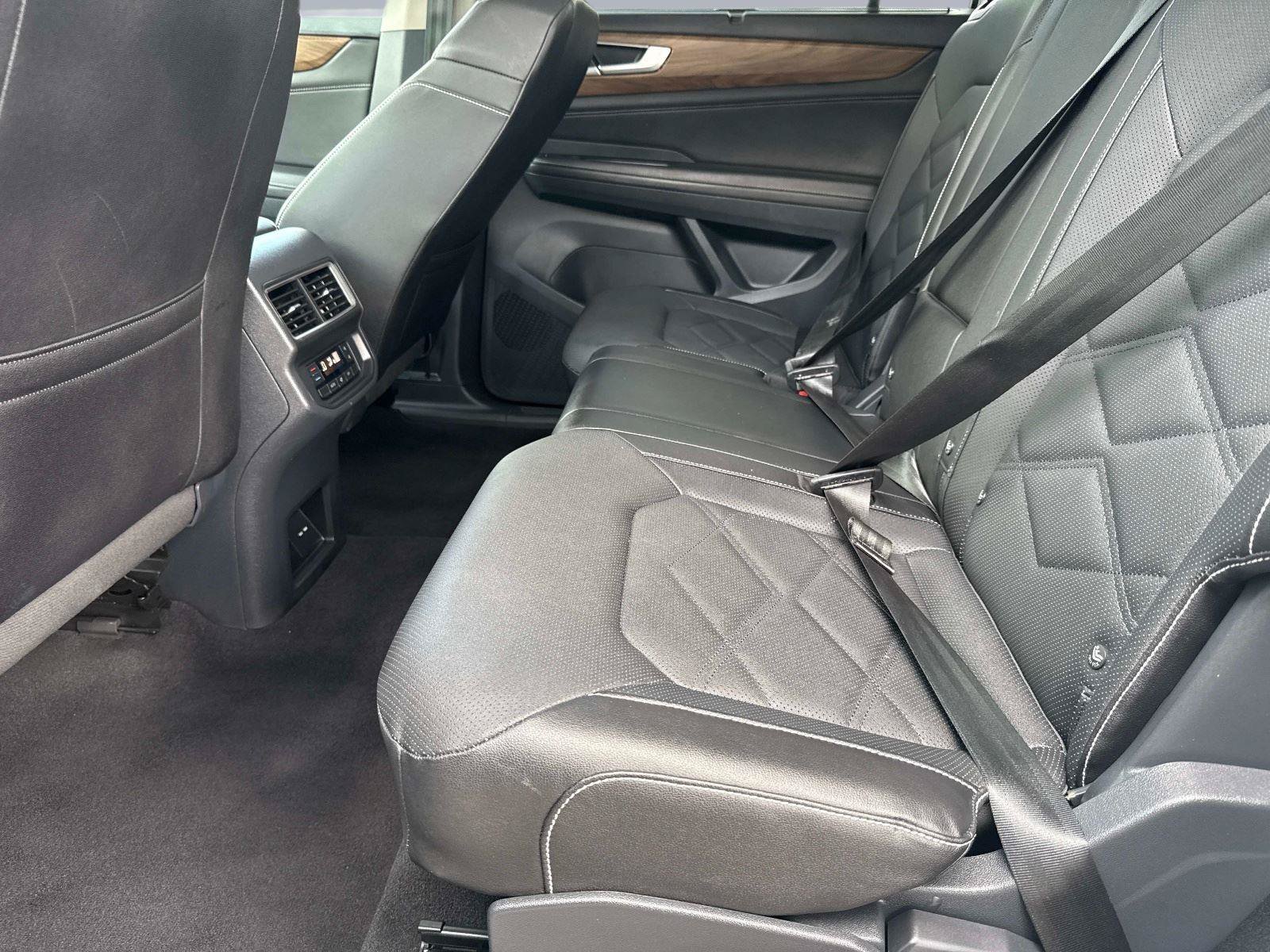 Used 2025 Volkswagen Atlas SE FWD image 16