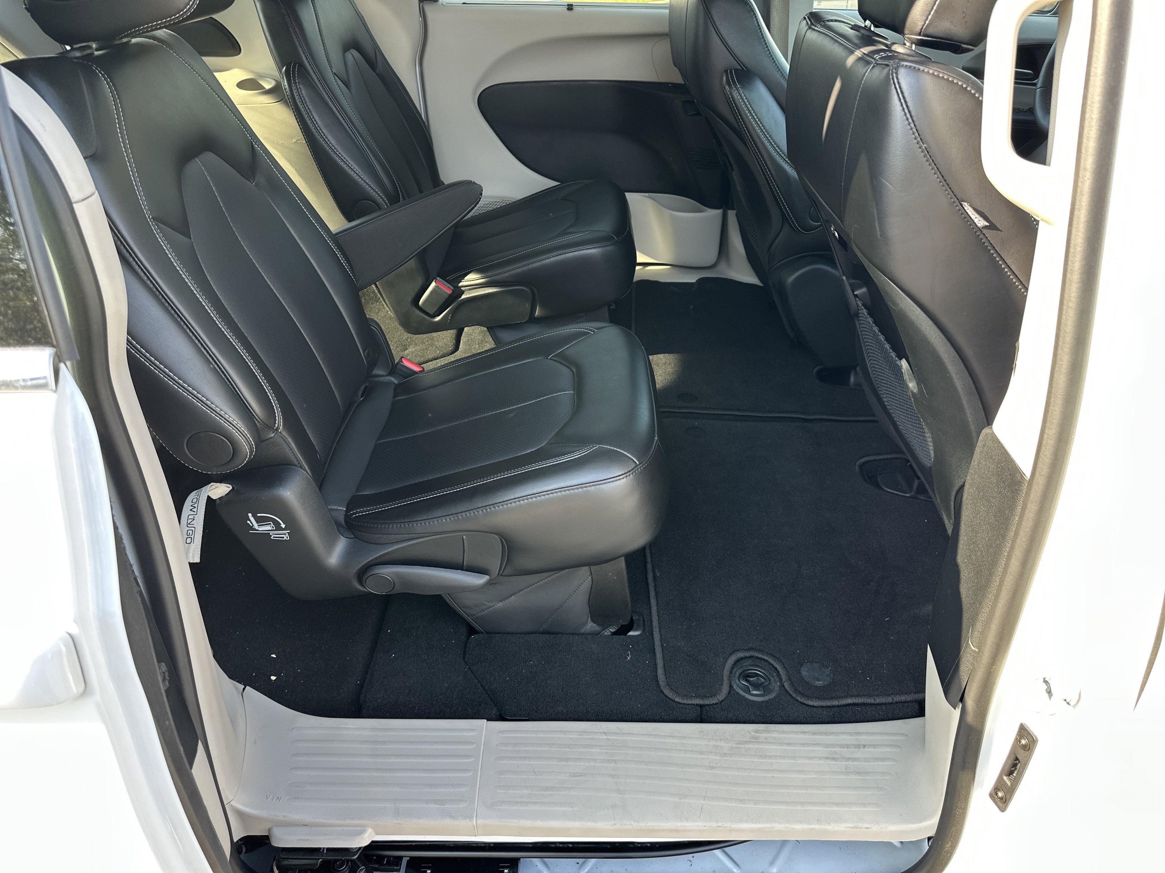 Used 2024 Chrysler Pacifica Touring-L image 16