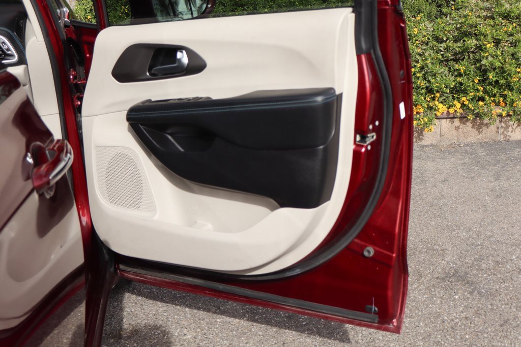 Used 2021 Chrysler Pacifica Touring-L w/ Uconnect Theater Family Group image 40