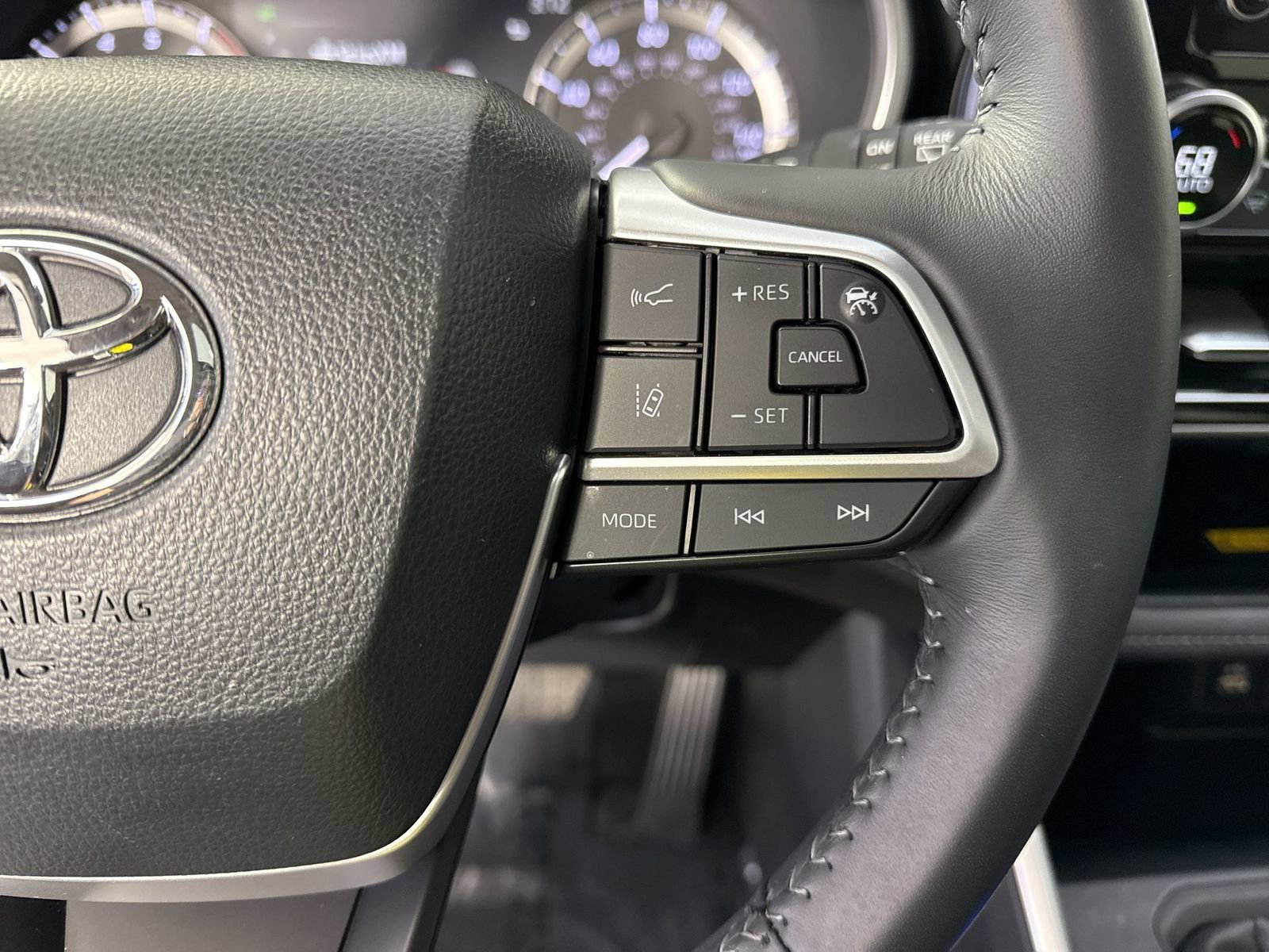 Used 2024 Toyota Highlander XLE AWD/4WD image 14