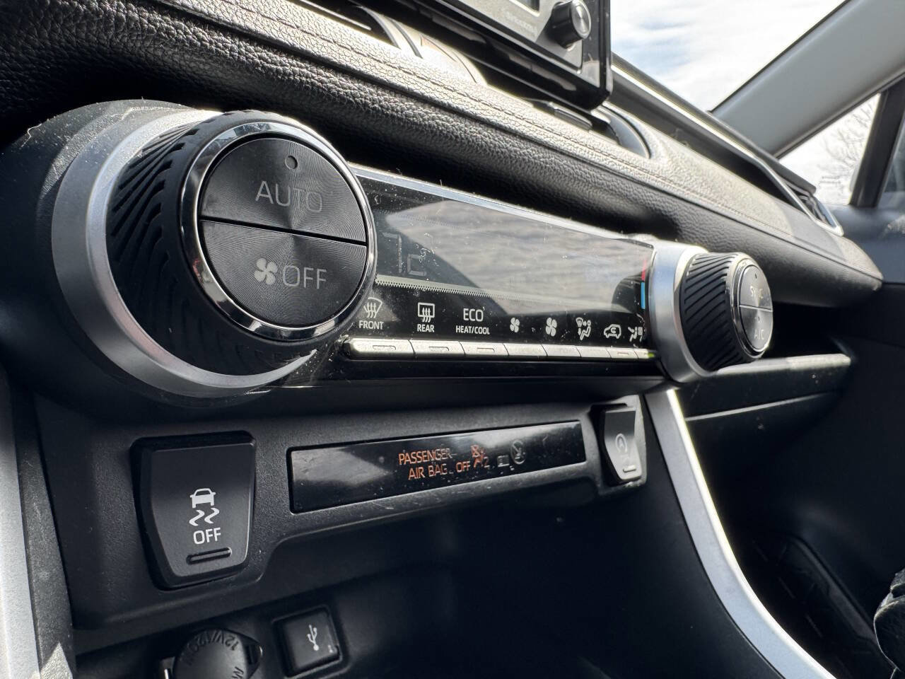 Used 2020 Toyota RAV4 XLE image 18