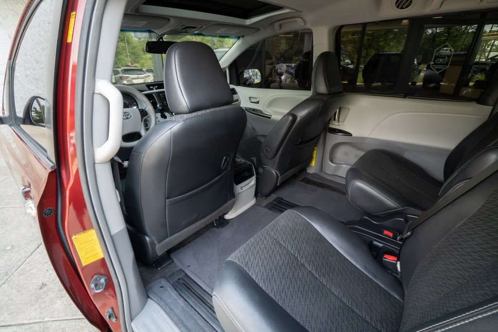 Used 2014 Toyota Sienna SE FWD image 17