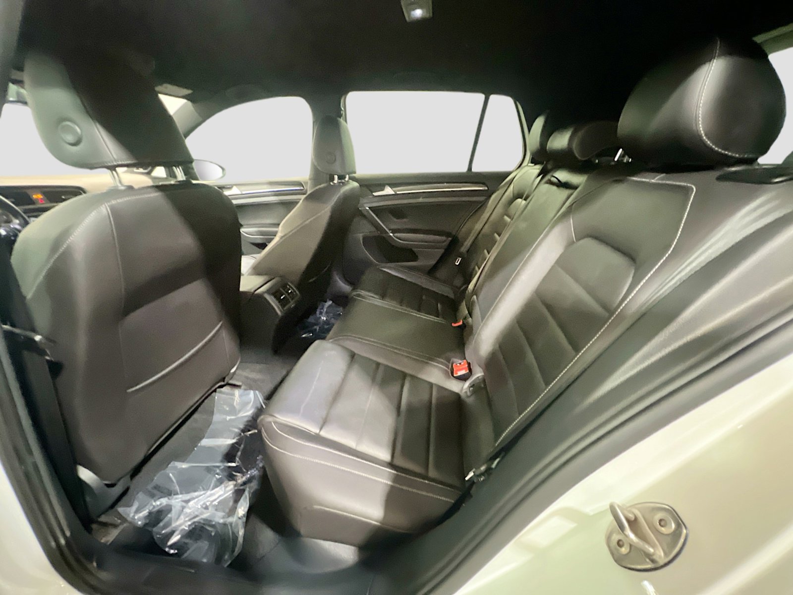 Used 2016 Volkswagen Golf R 4-Door image 17