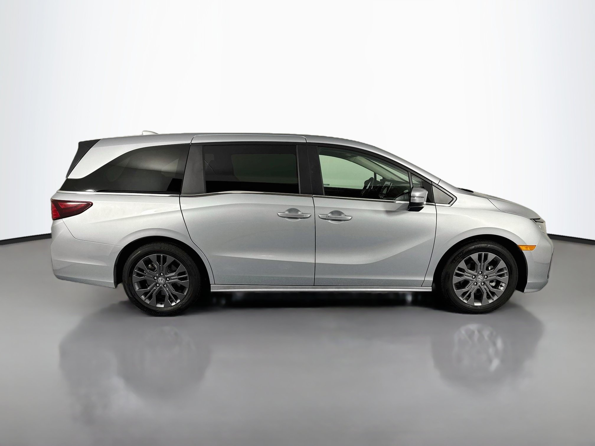 Certified 2025 Honda Odyssey Touring image 4