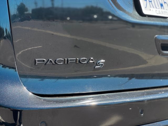 Used 2018 Chrysler Pacifica Limited w/ Advanced Safetytec Group FWD image 19