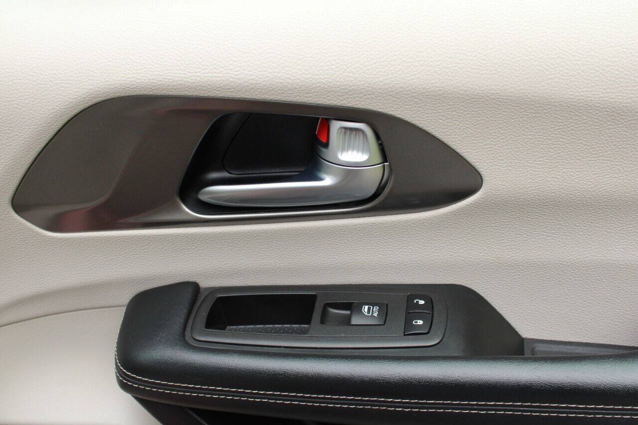 Used 2021 Chrysler Pacifica Touring-L FWD image 13