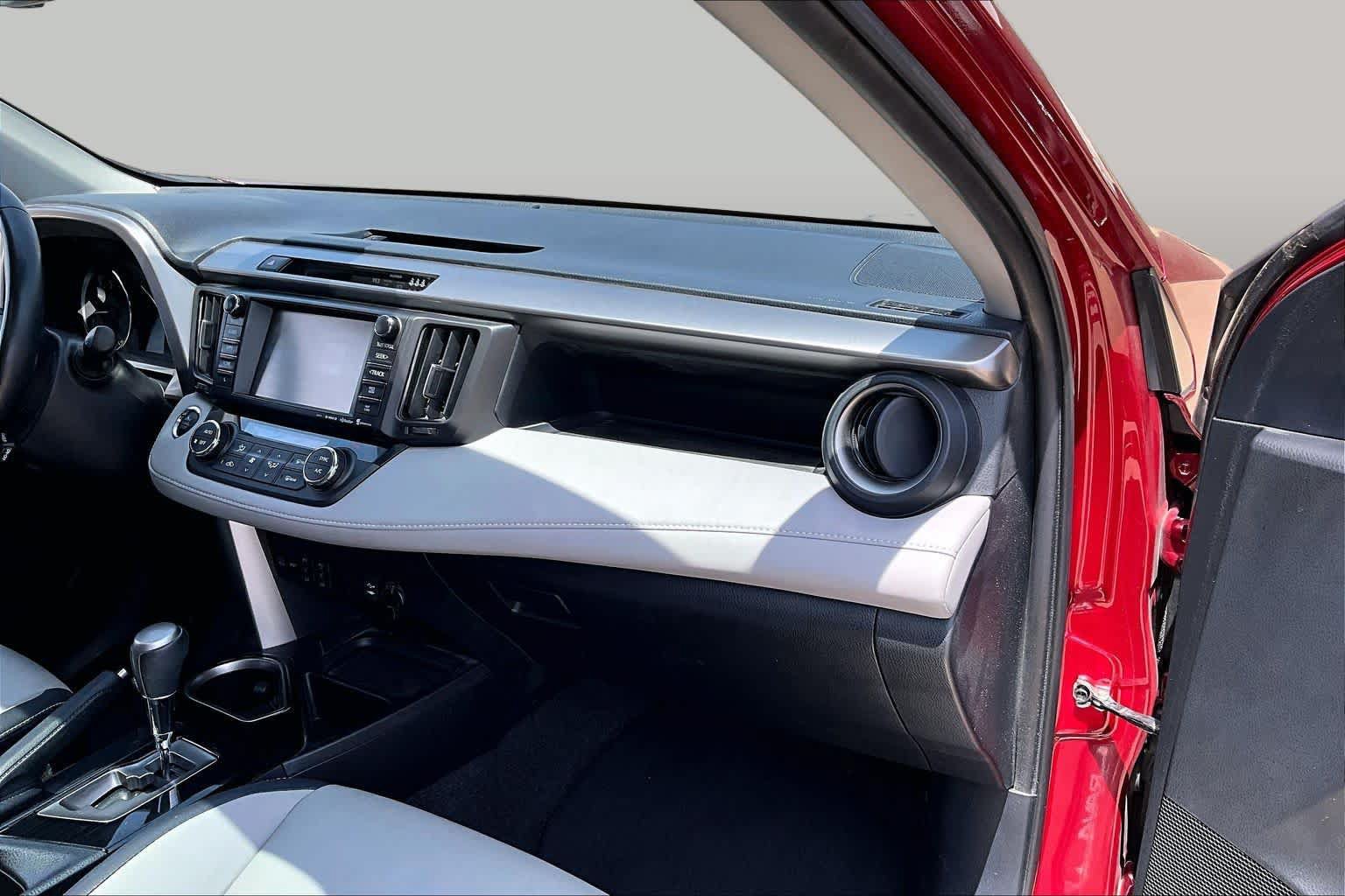 Used 2018 Toyota RAV4 Limited FWD image 18