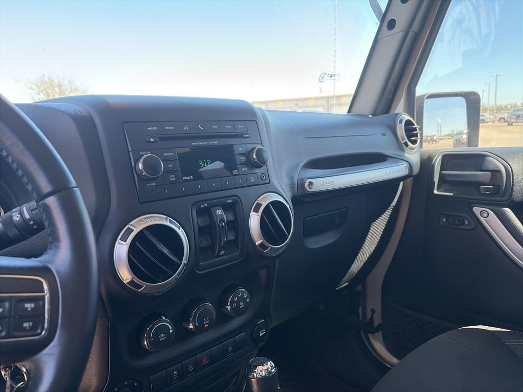 Used 2017 Jeep Wrangler Unlimited Rubicon w/ Connectivity Group image 11