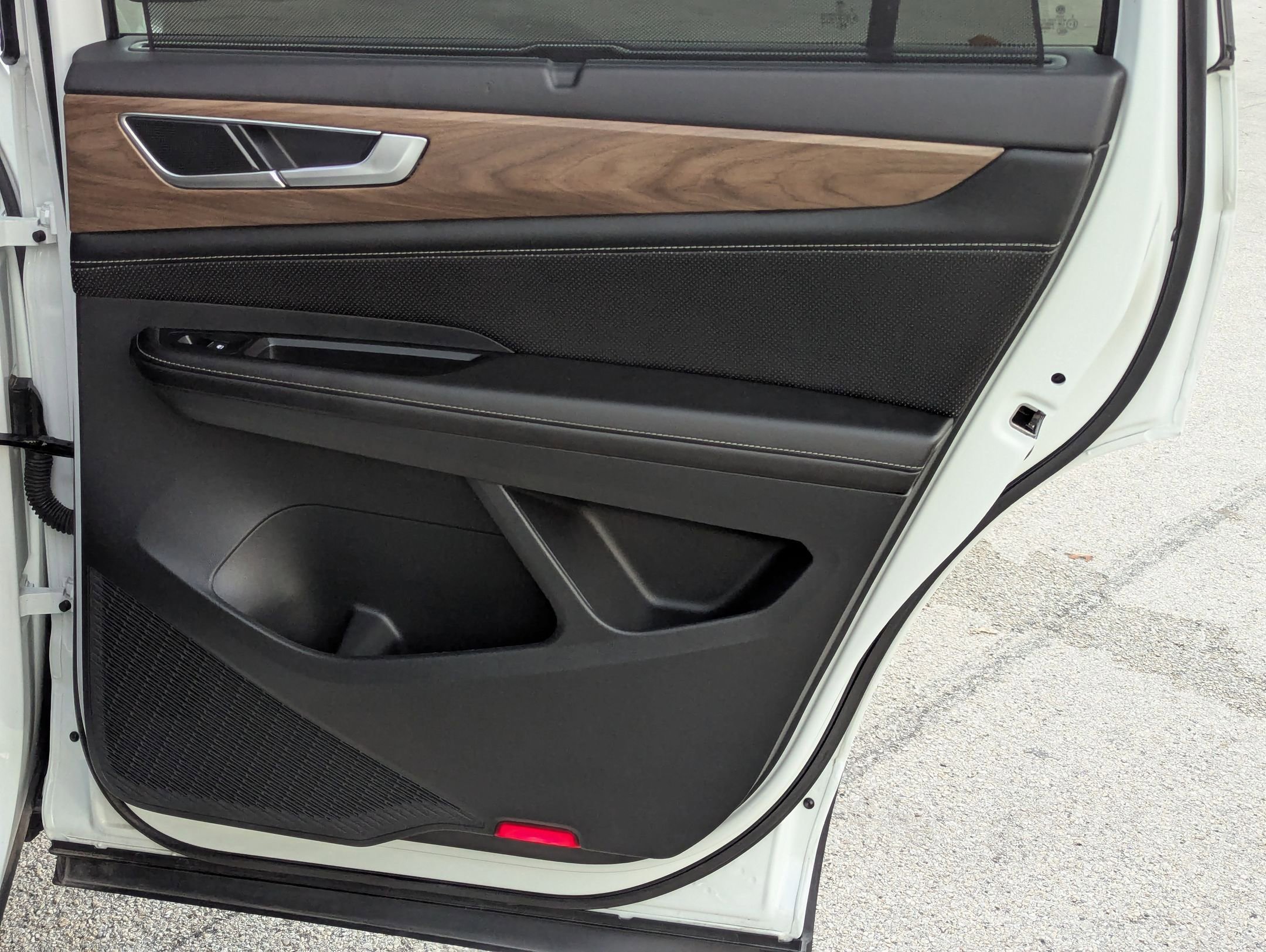 Used 2025 Volkswagen Atlas SE image 25