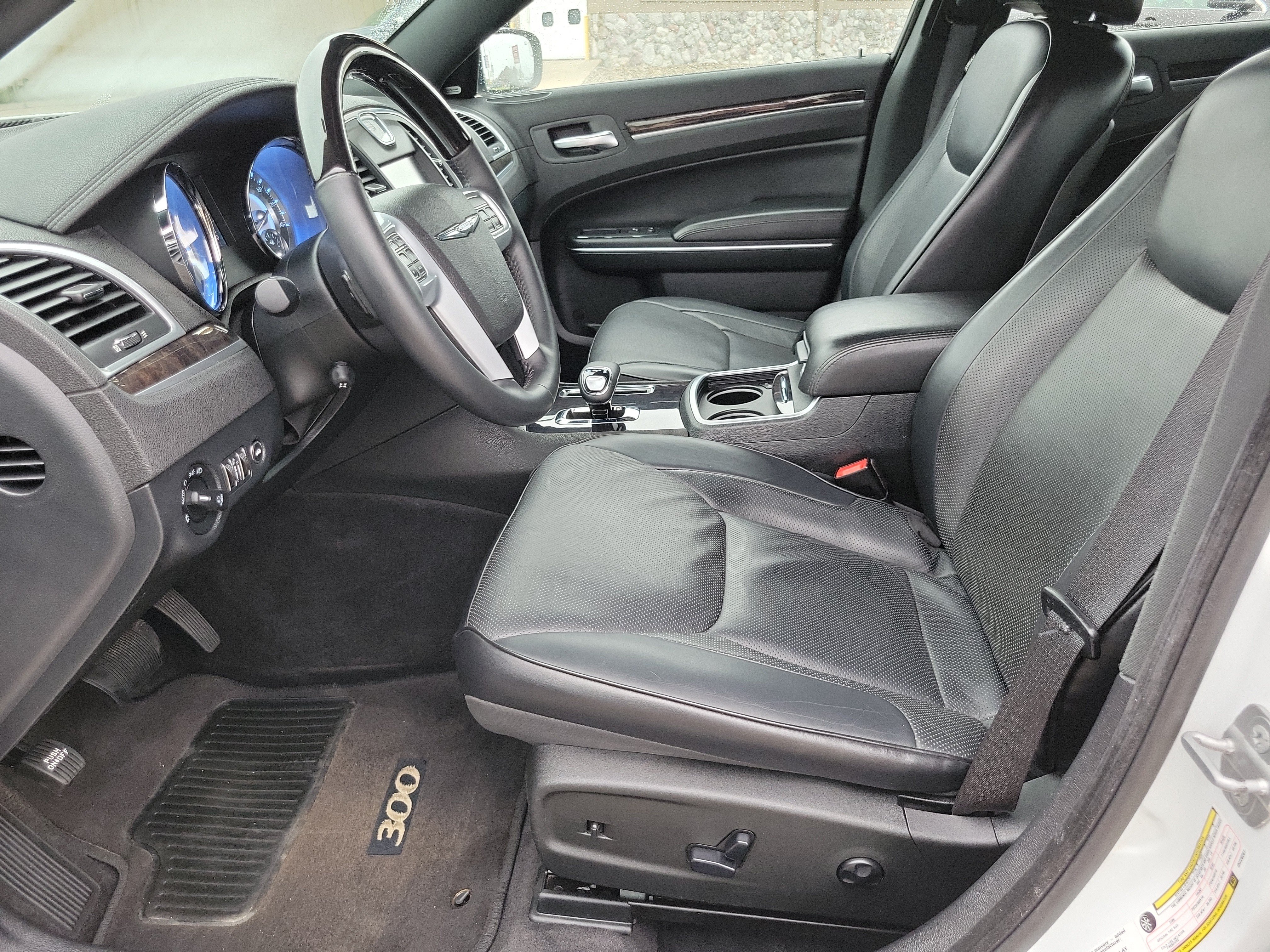 Used 2014 Chrysler 300 C RWD image 7