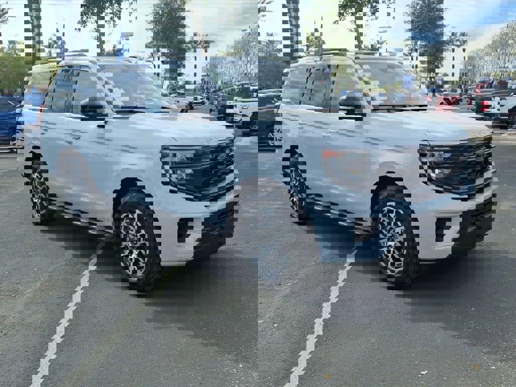 Certified 2025 Ford Expedition Active image 8